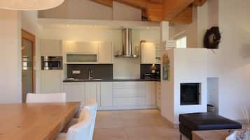 Full-sized fridge, oven, stovetop, dishwasher