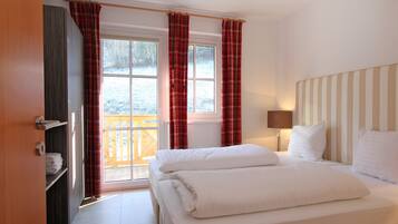 1 bedroom, premium bedding, desk, soundproofing