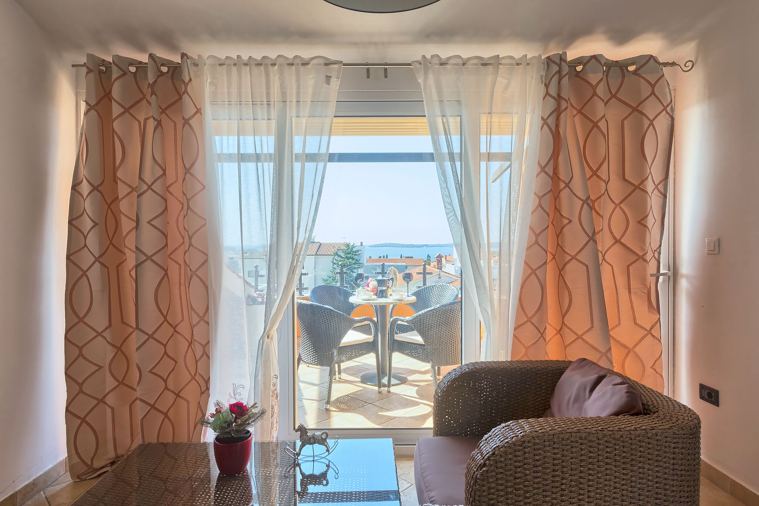 Appartement Panoramique, 1 chambre, balcon, vue mer | Coffres-forts dans les chambres, décoration personnalisée, bureau