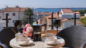 A table set with a coffee pot, cups, and a decorative leaf. - Villa Mihaela (Fazana)