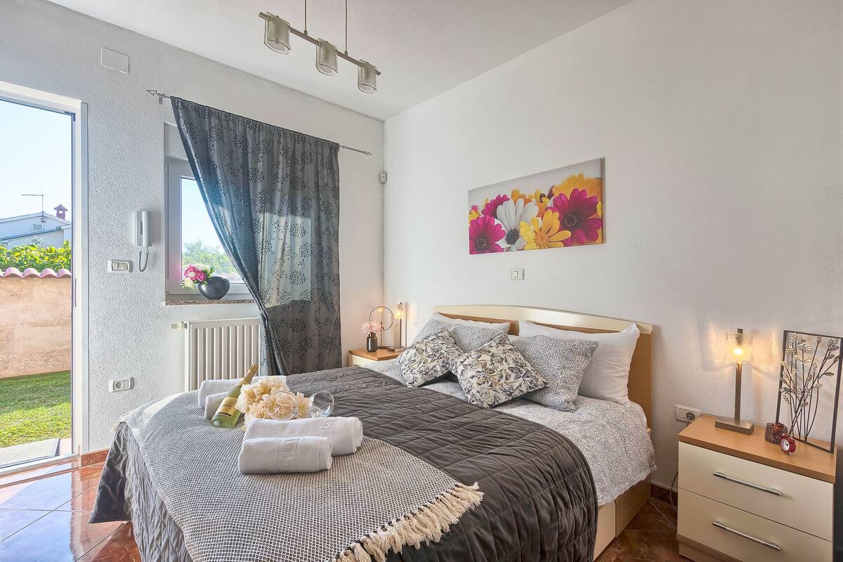 Estudio estándar, patio, vista al jardín | Caja de seguridad en la habitación y decoración personalizada