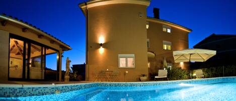 Außenpool (je nach Saison geöffnet), Sonnenschirme, Liegestühle