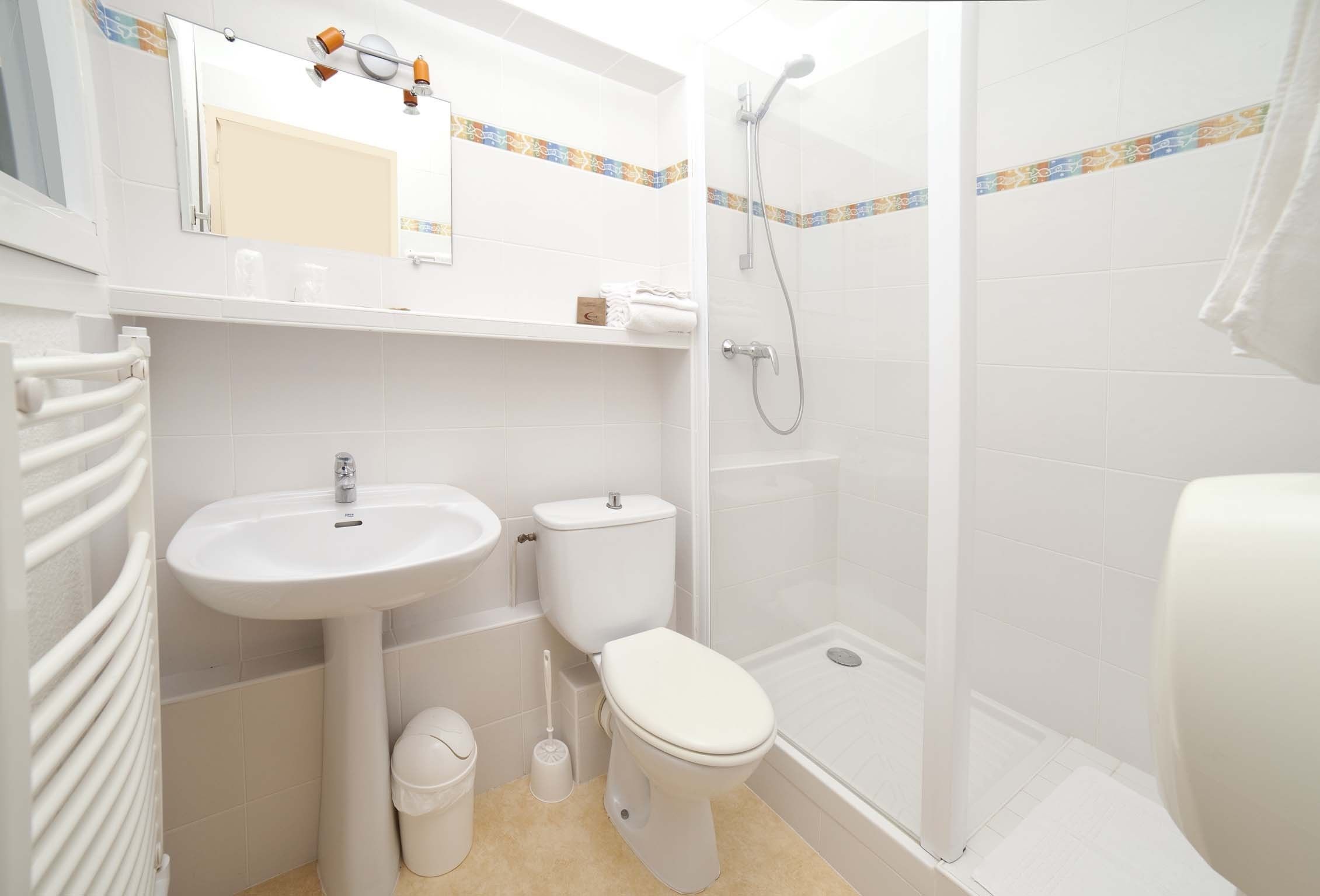 classic double room | bathroom | hair dryer