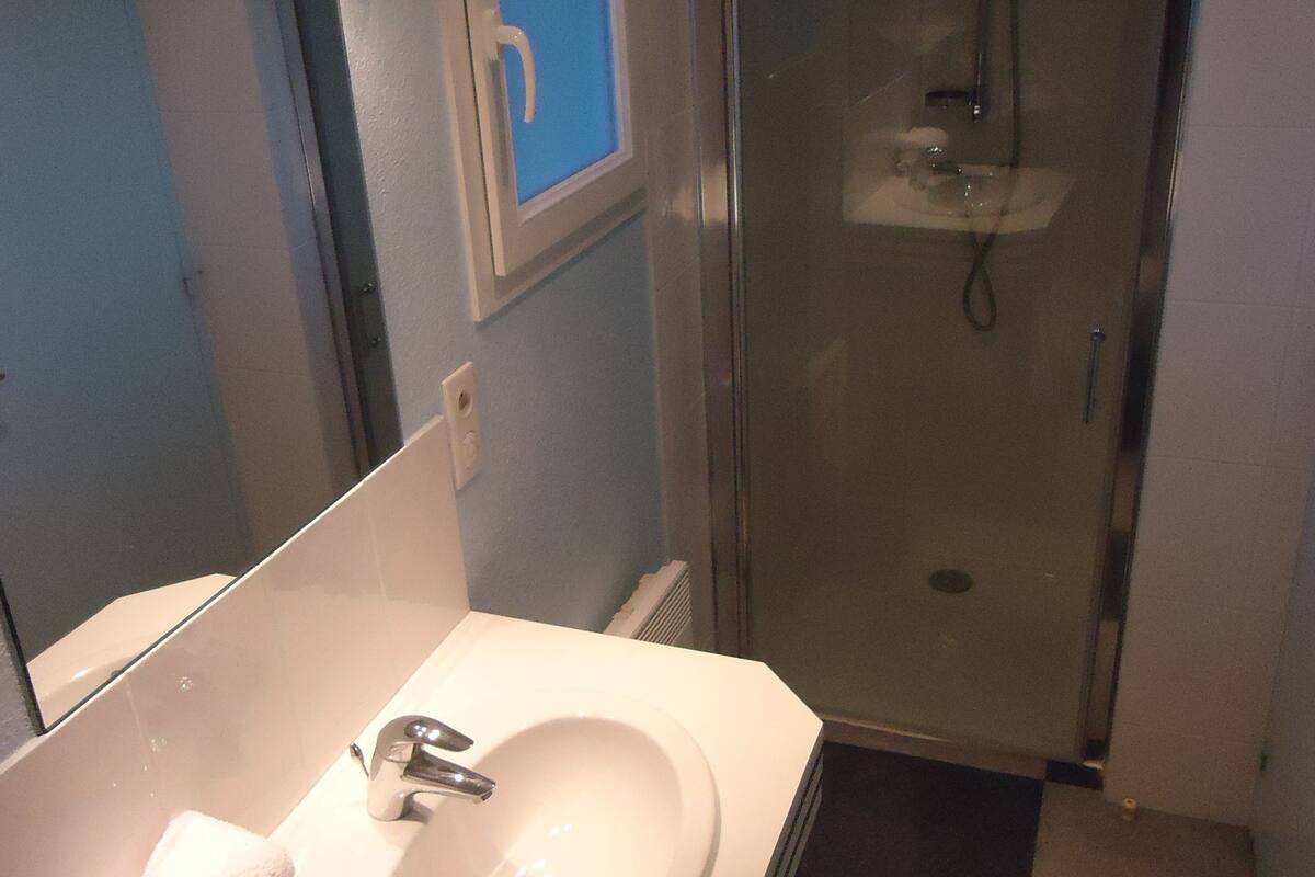 classic triple room | bathroom sink