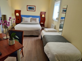 Chambre Triple Classique | Bureau, lits bébé (en supplément), Wi-Fi gratuit, draps fournis