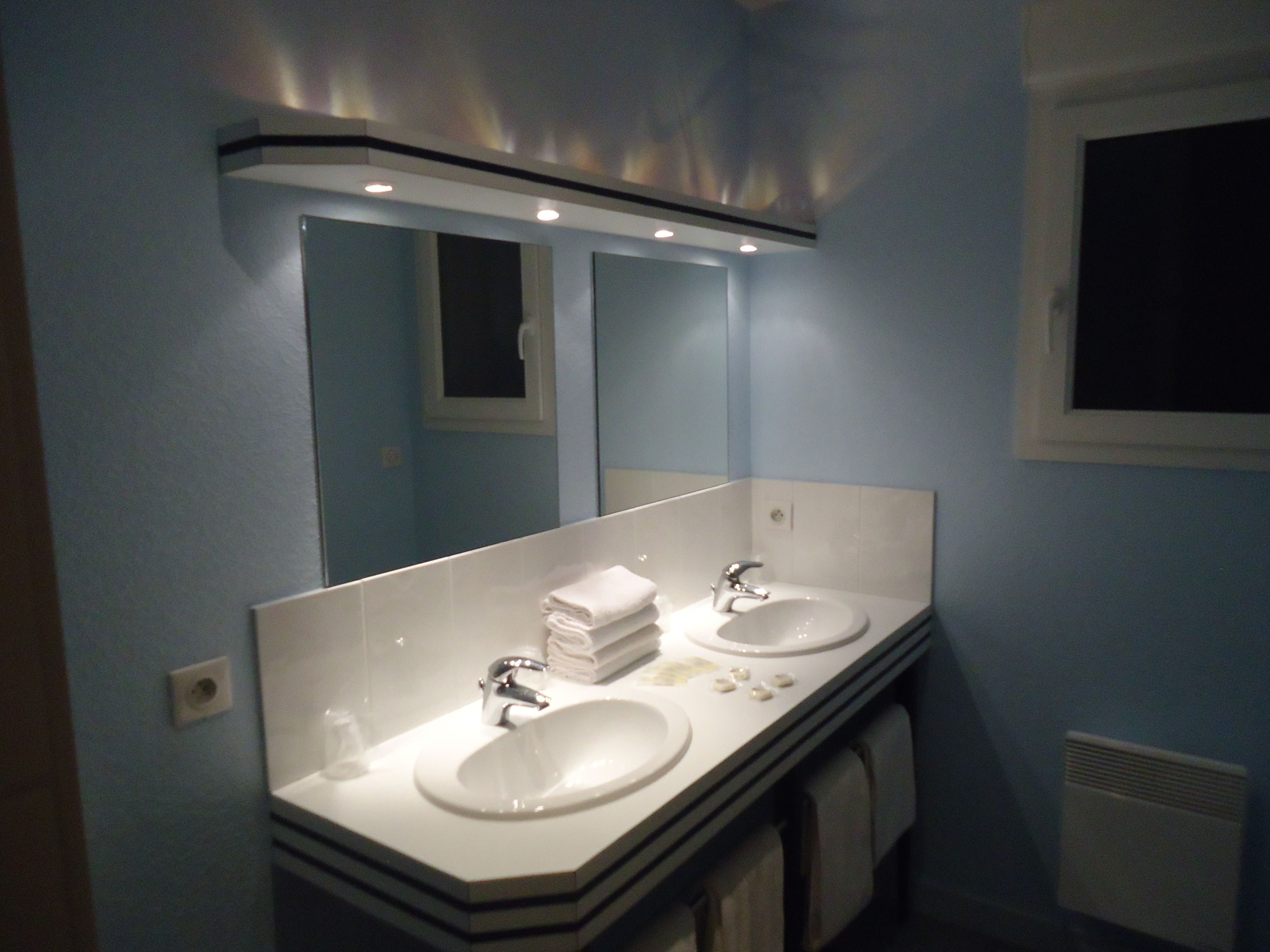 classic quadruple room | bathroom sink