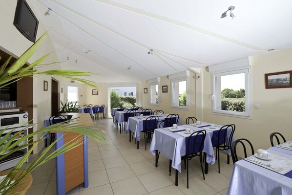 Buffet breakfast on weekends (EUR 8.5 per person)
