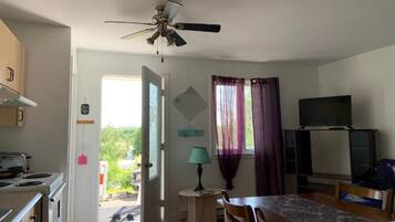 Chalet, 2 Schlafzimmer, Küche | Wohnzimmer | Fernseher