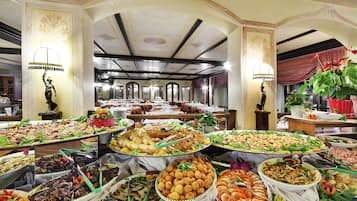 Café da manhã com buffet grátis todos os dias