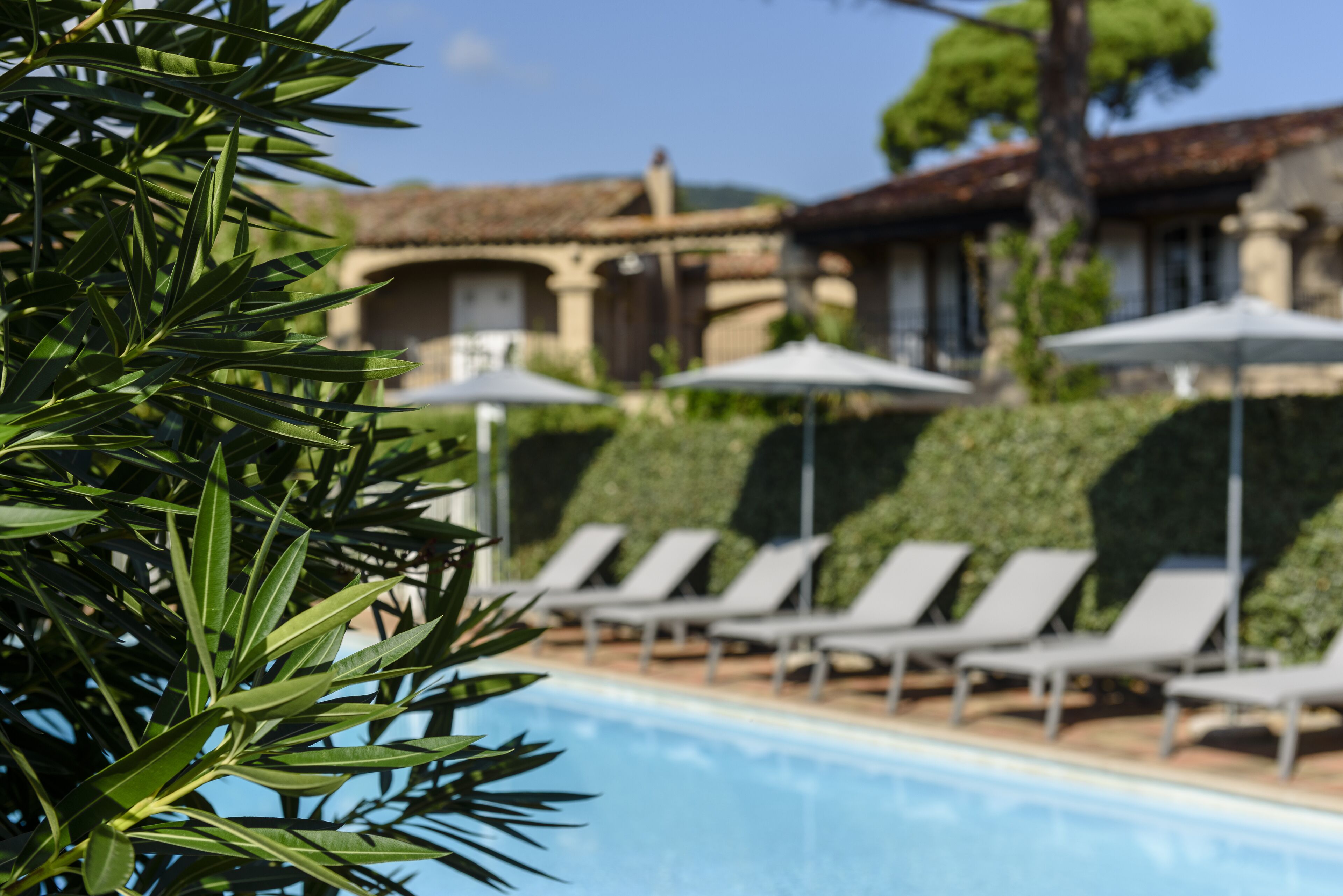 2 outdoor pools, pool loungers