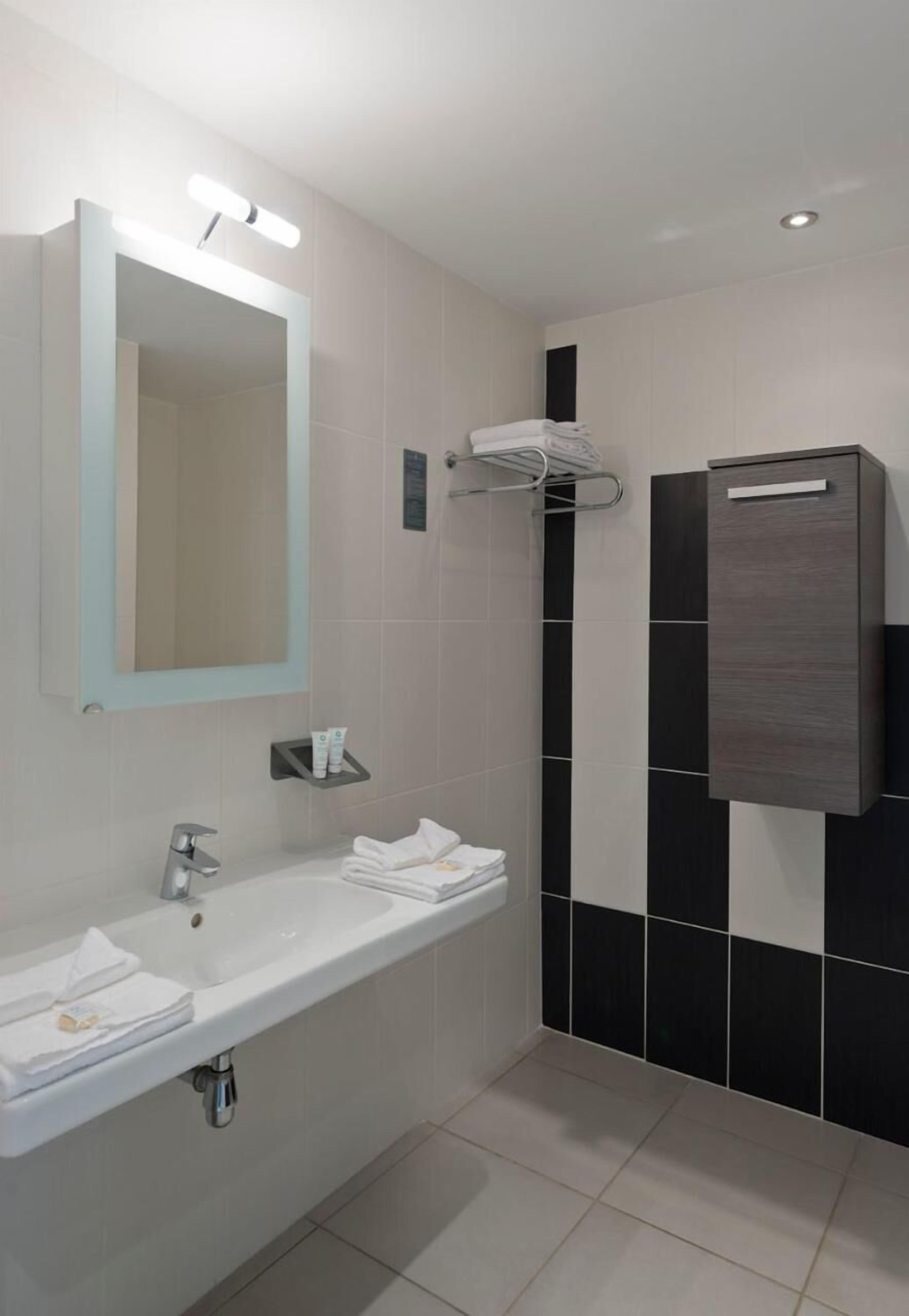 combined shower/bathtub, free toiletries, hair dryer, towels