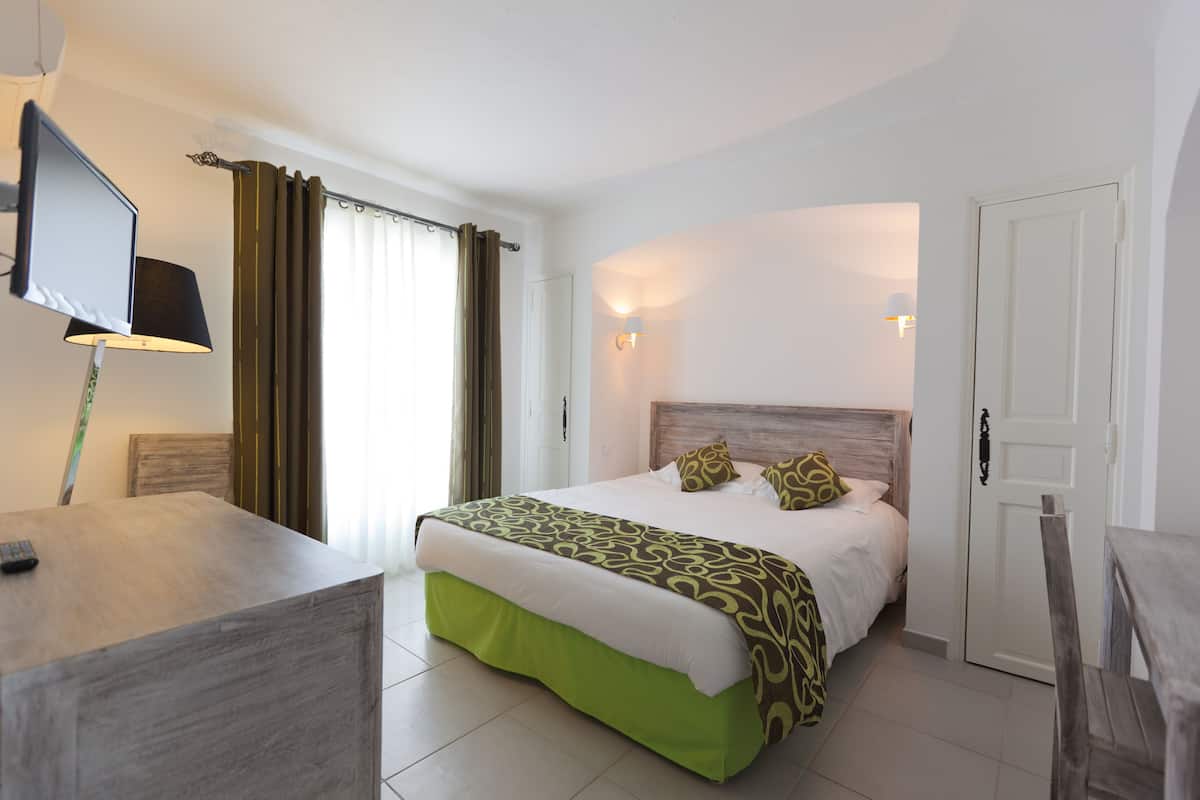 Standard Room | Select Comfort beds, minibar, in-room safe, iron/ironing board