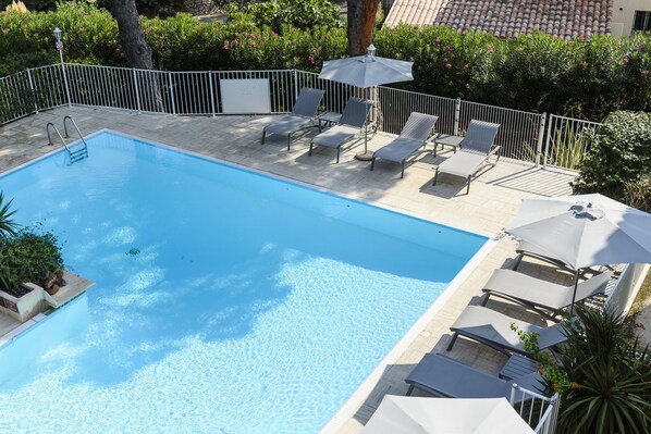 2 udendørs pools, liggestole
