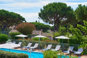 2 outdoor pools, pool loungers