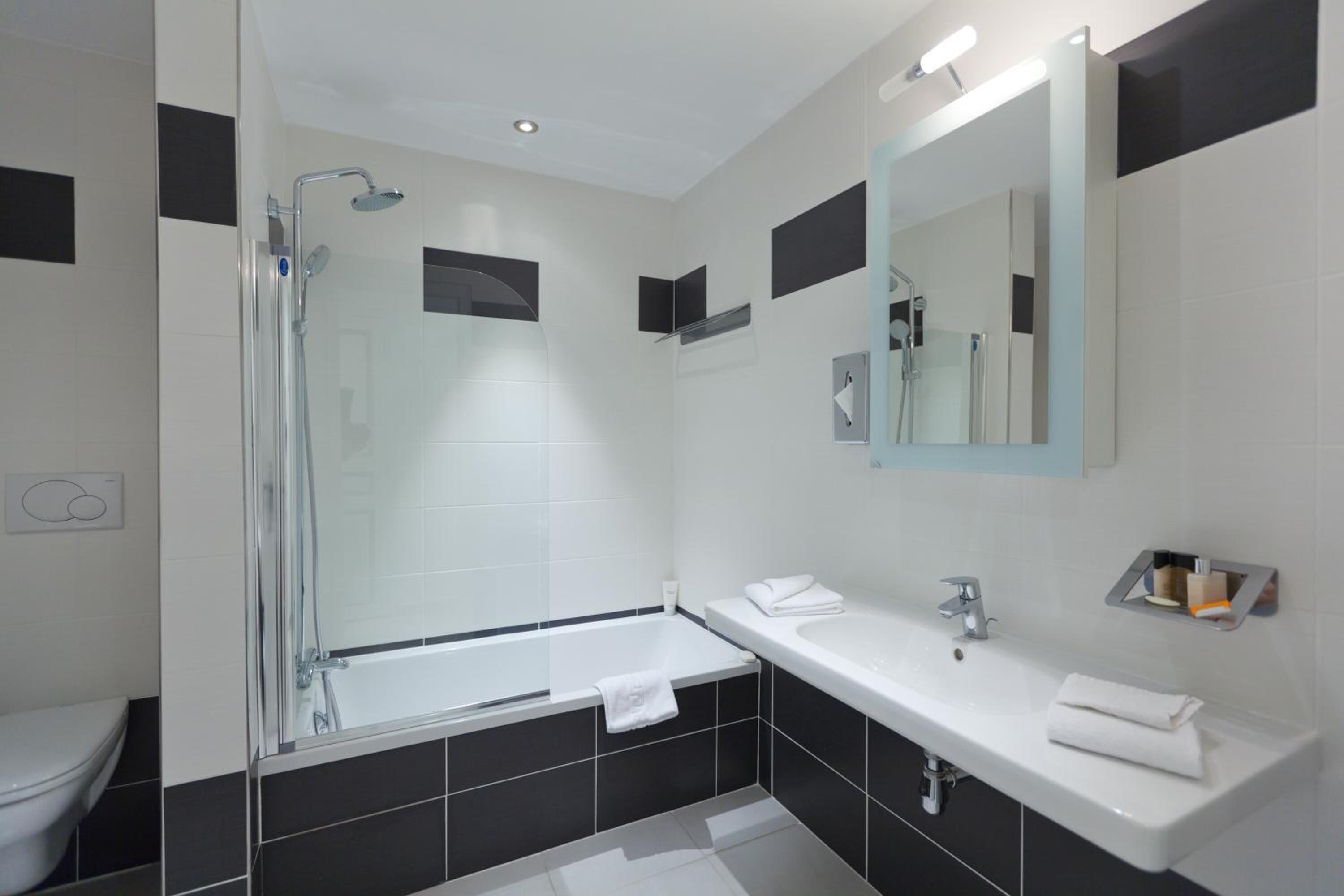 combined shower/bathtub, free toiletries, hair dryer, towels