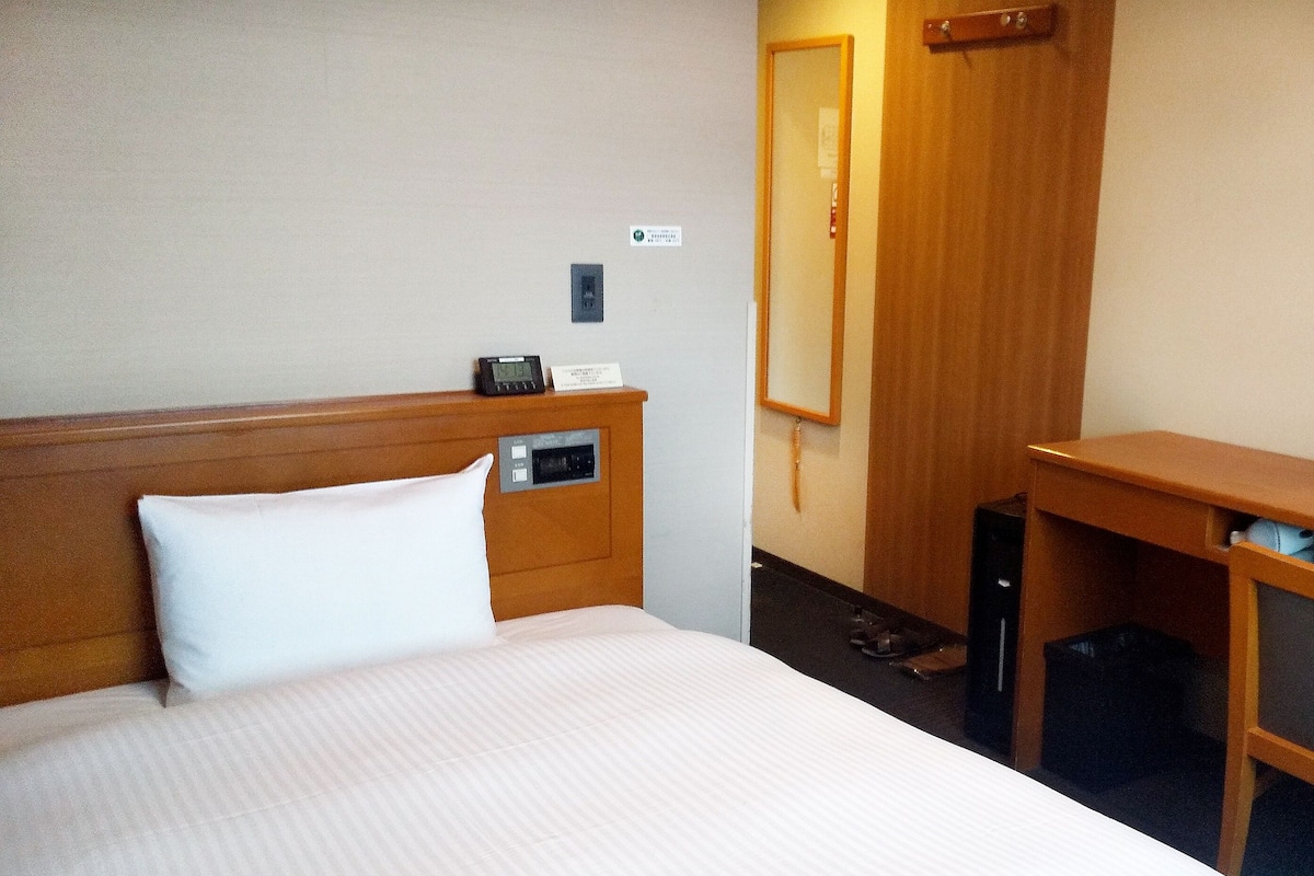 Desk, free WiFi, bed sheets