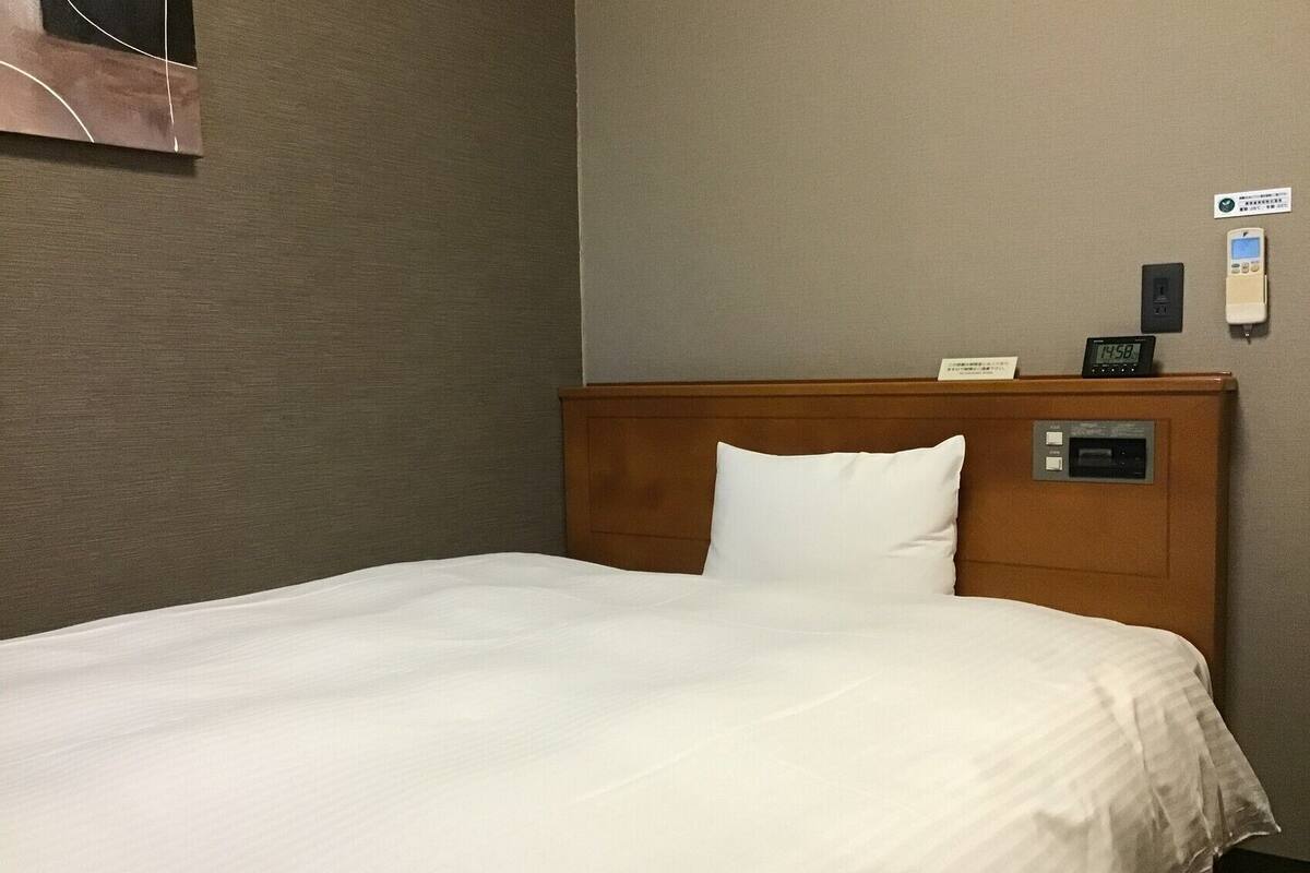 Desk, WiFi (free), bed sheets
