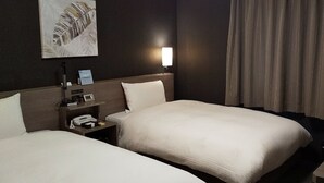 A hotel room with two beds, a nightstand with a lamp, a painting on the wall, and a window with curtains. - Hotel Route-Inn Tokoname Ekimae (Tokoname)