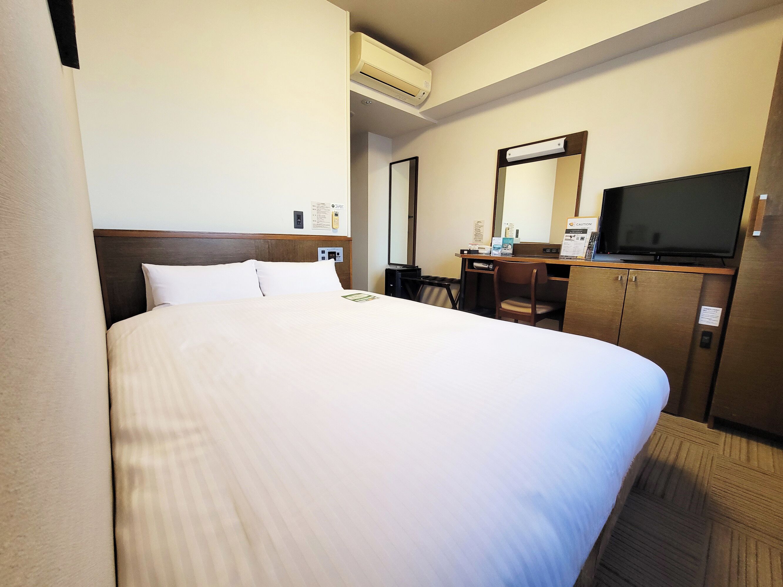 Skrivebord, wi-fi (inkludert) og sengetøy