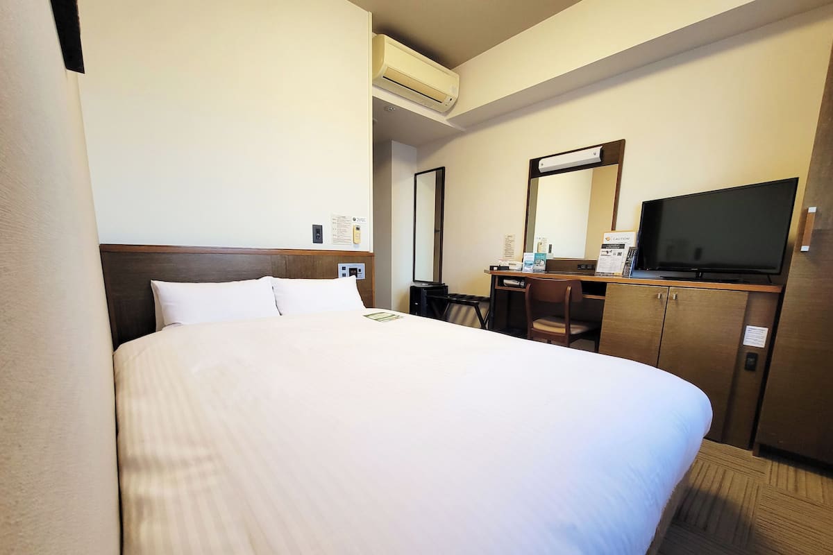 Skrivebord, wi-fi (inkludert) og sengetøy