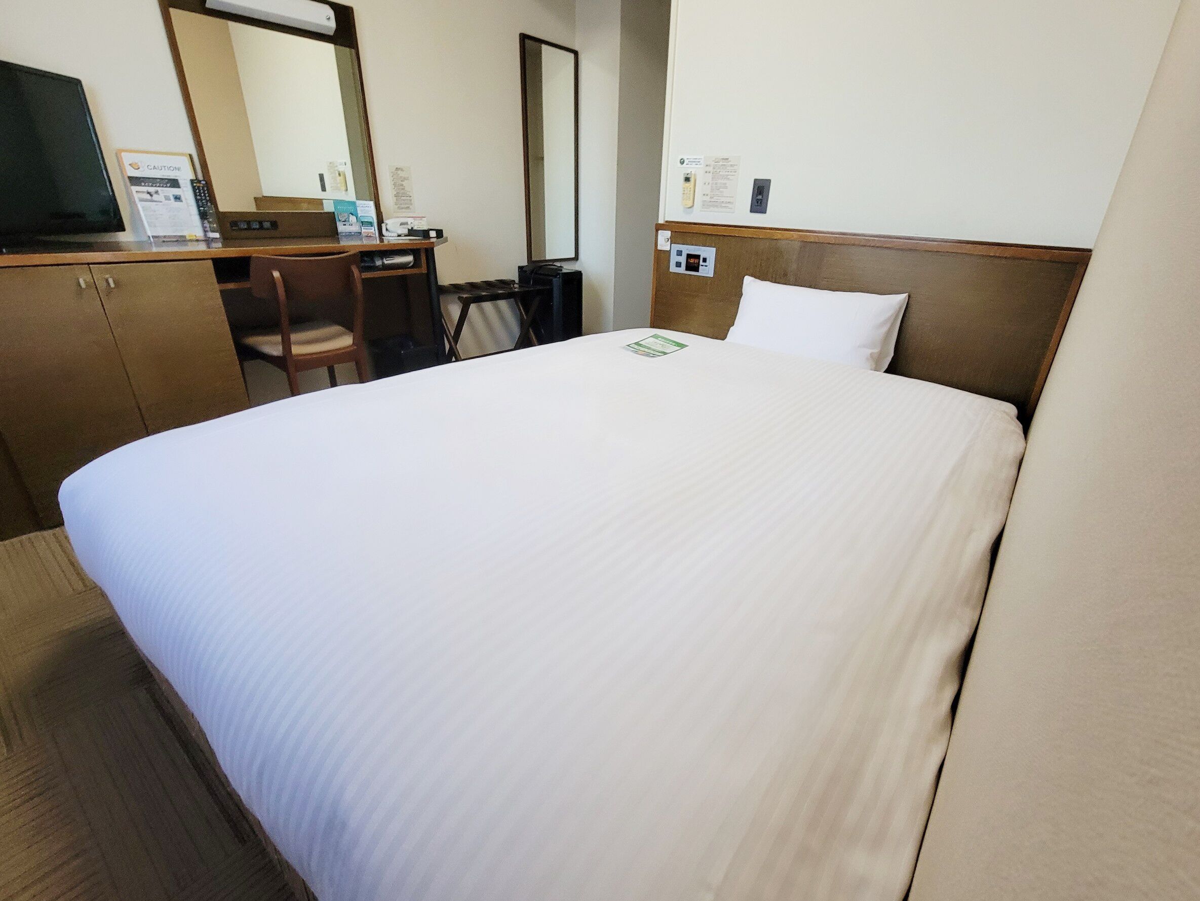 Skrivebord, wi-fi (inkludert) og sengetøy