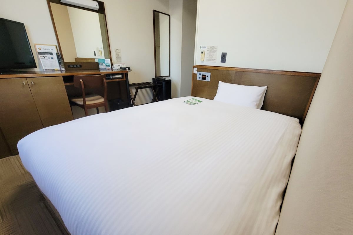 Skrivebord, wi-fi (inkludert) og sengetøy