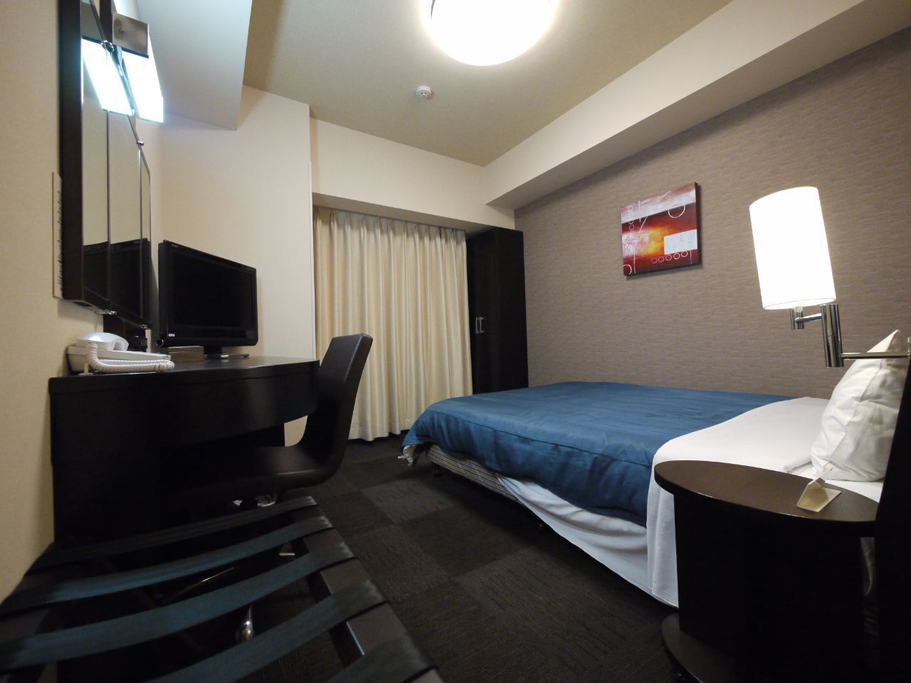 Een bureau, gratis wifi, beddengoed