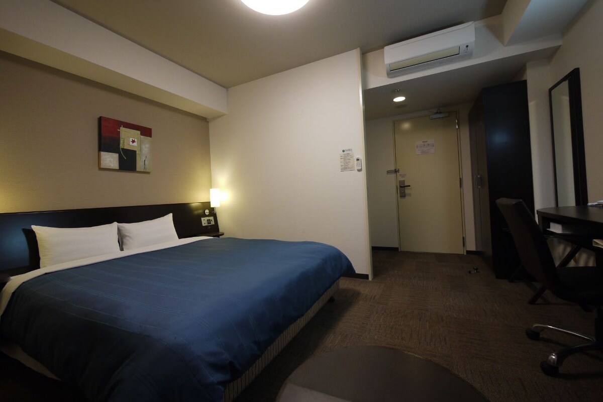 Desk, WiFi (free), bed sheets