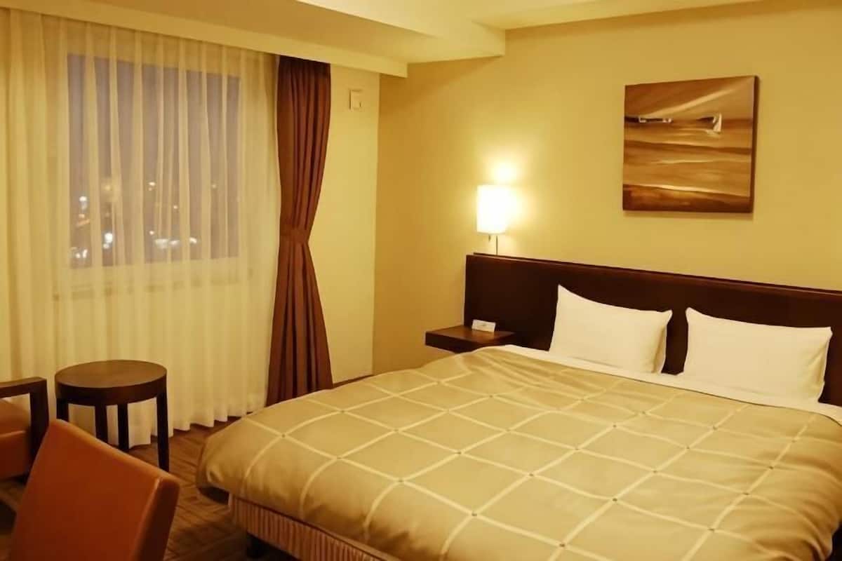 Een bureau, gratis wifi, beddengoed