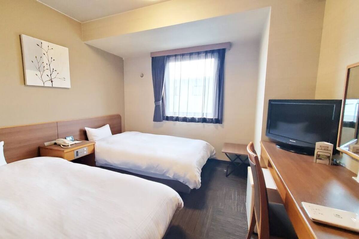 Een bureau, gratis wifi, beddengoed