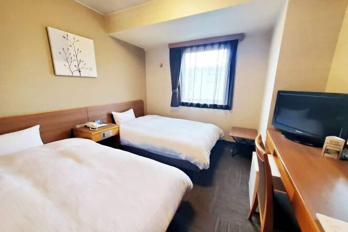 办公桌、免费 WiFi、床单