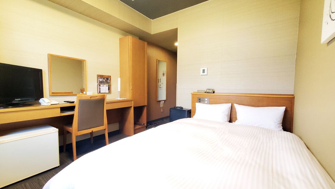 Een bureau, gratis wifi, beddengoed