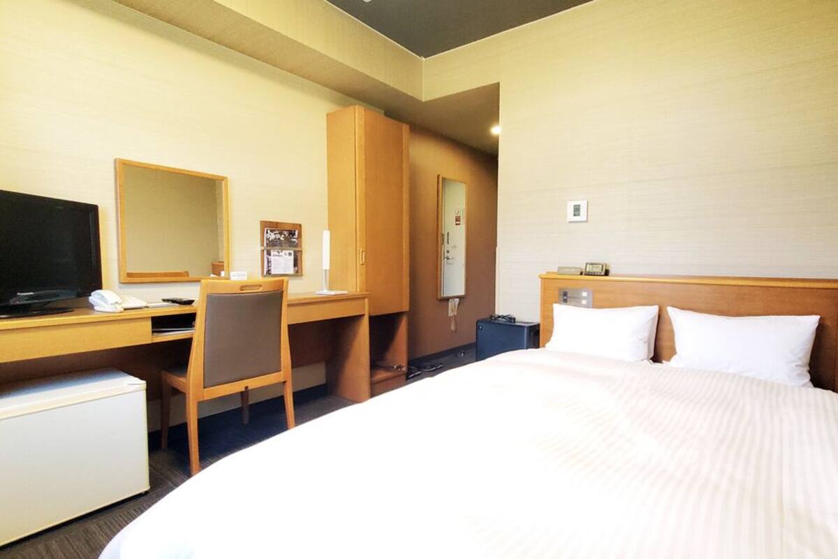 Een bureau, gratis wifi, beddengoed