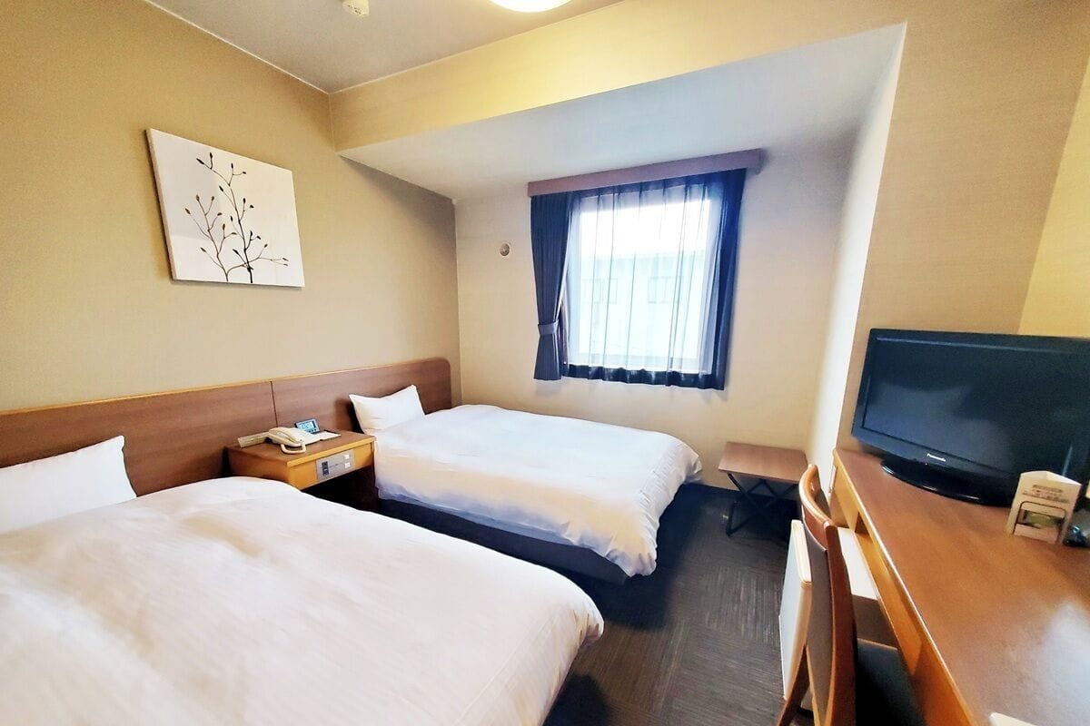 Een bureau, gratis wifi, beddengoed