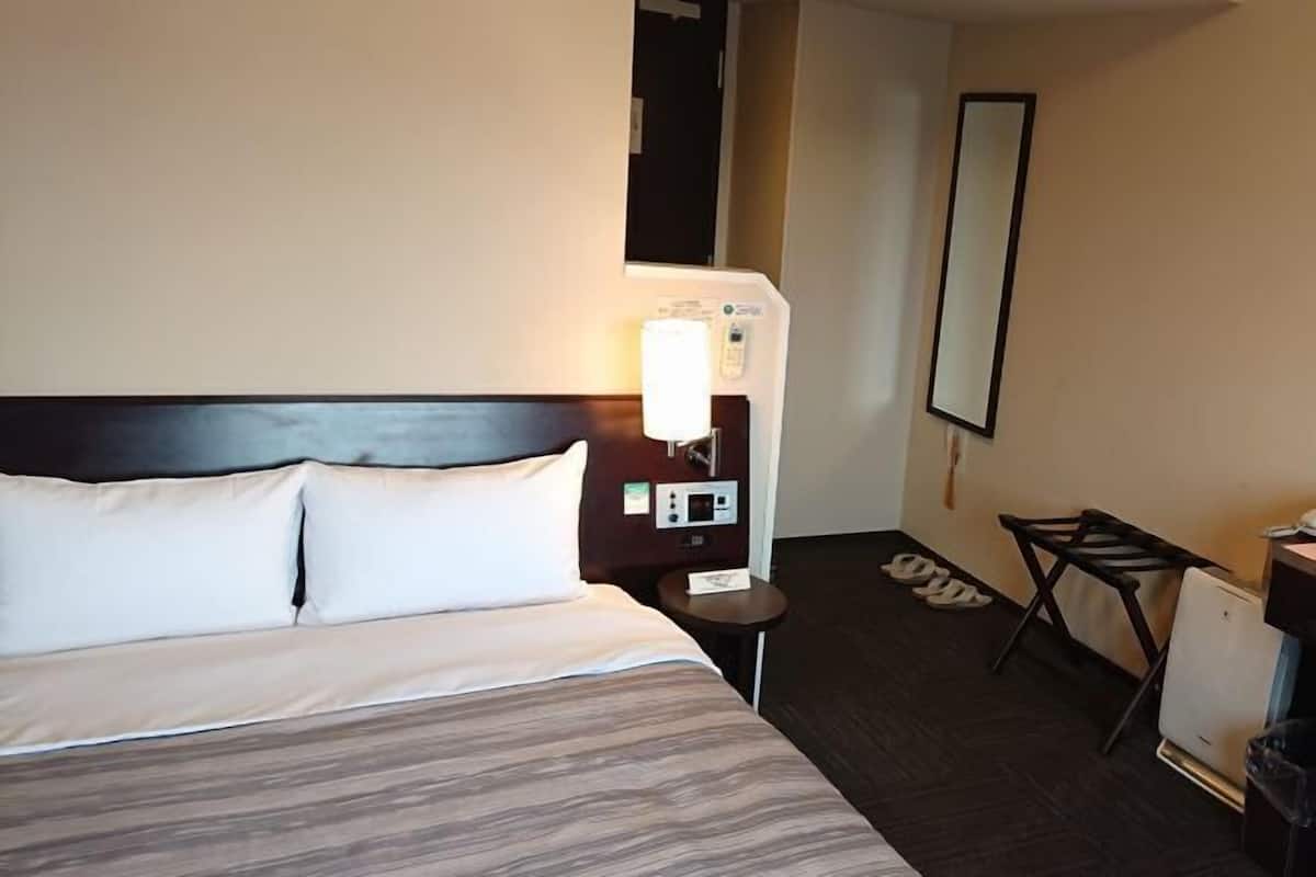 Escritorio, wifi gratis, ropa de cama