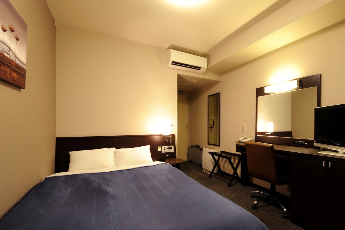 Escritorio, wifi gratis, ropa de cama