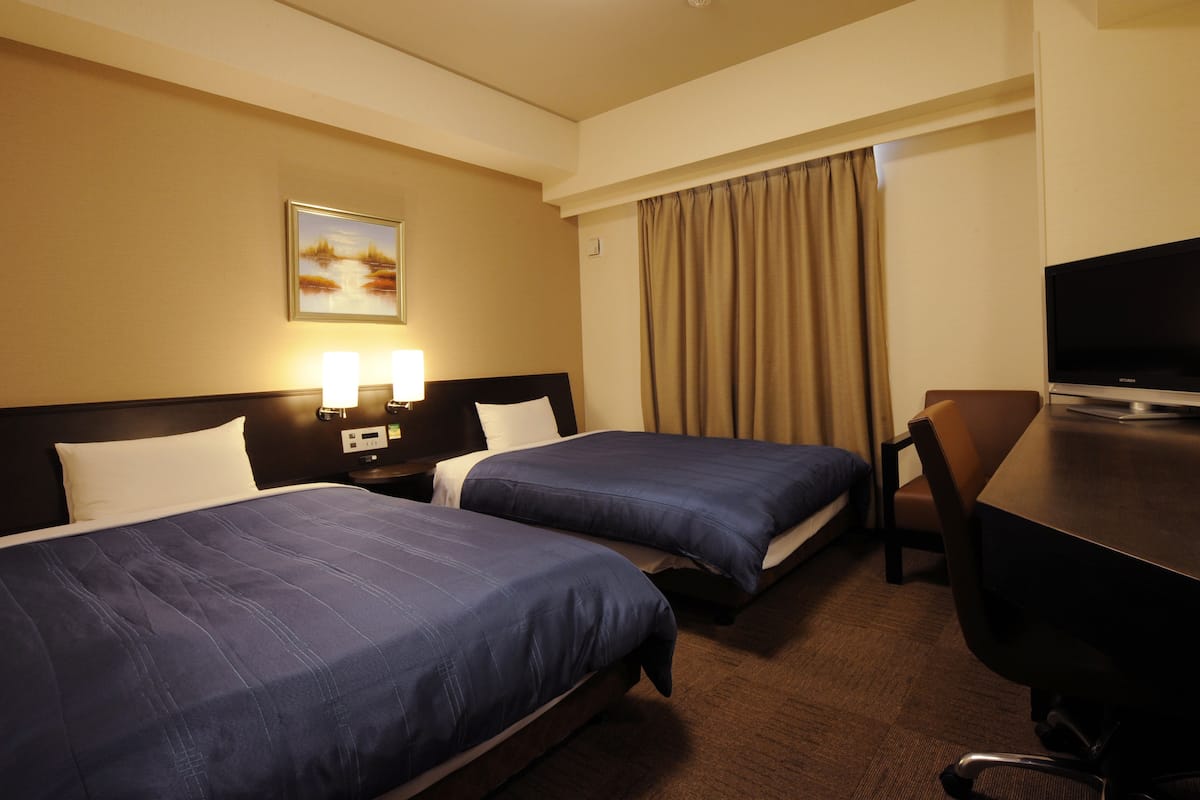 Escritorio, wifi gratis, ropa de cama