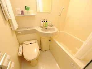 Une salle de bain avec des toilettes, un lavabo et une baignoire.