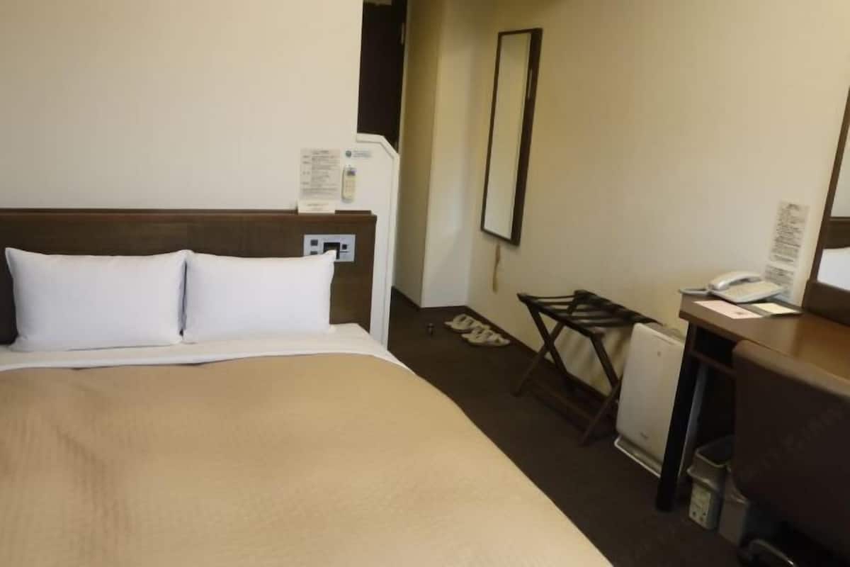 Escritorio, wifi gratis, ropa de cama