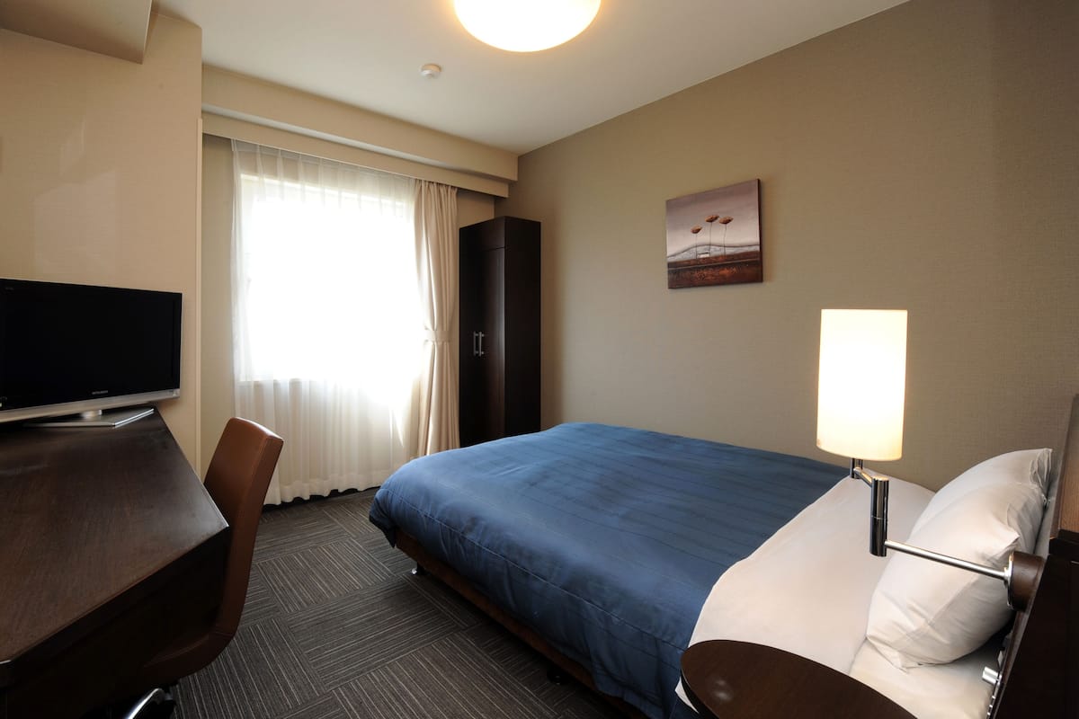 Escritorio, wifi gratis, ropa de cama