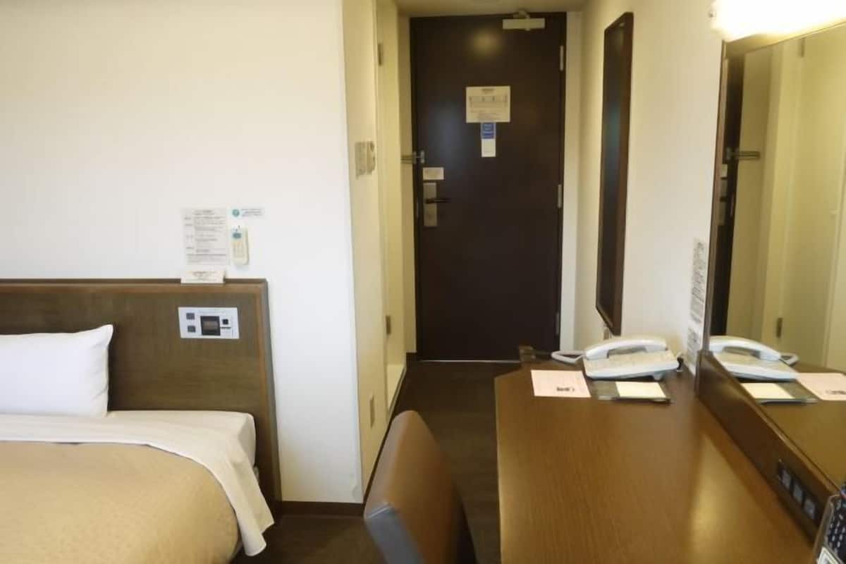 Escritorio, wifi gratis, ropa de cama