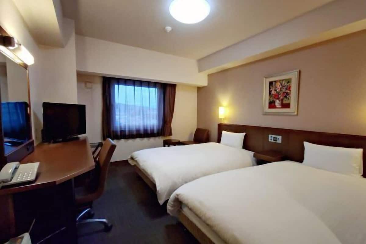 Escritorio, wifi gratis y ropa de cama