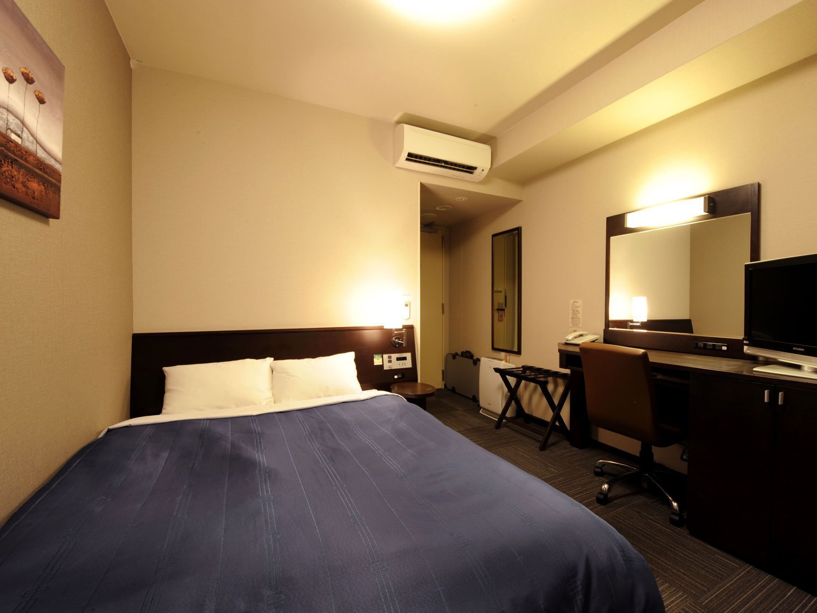 Escritorio, wifi gratis y ropa de cama 