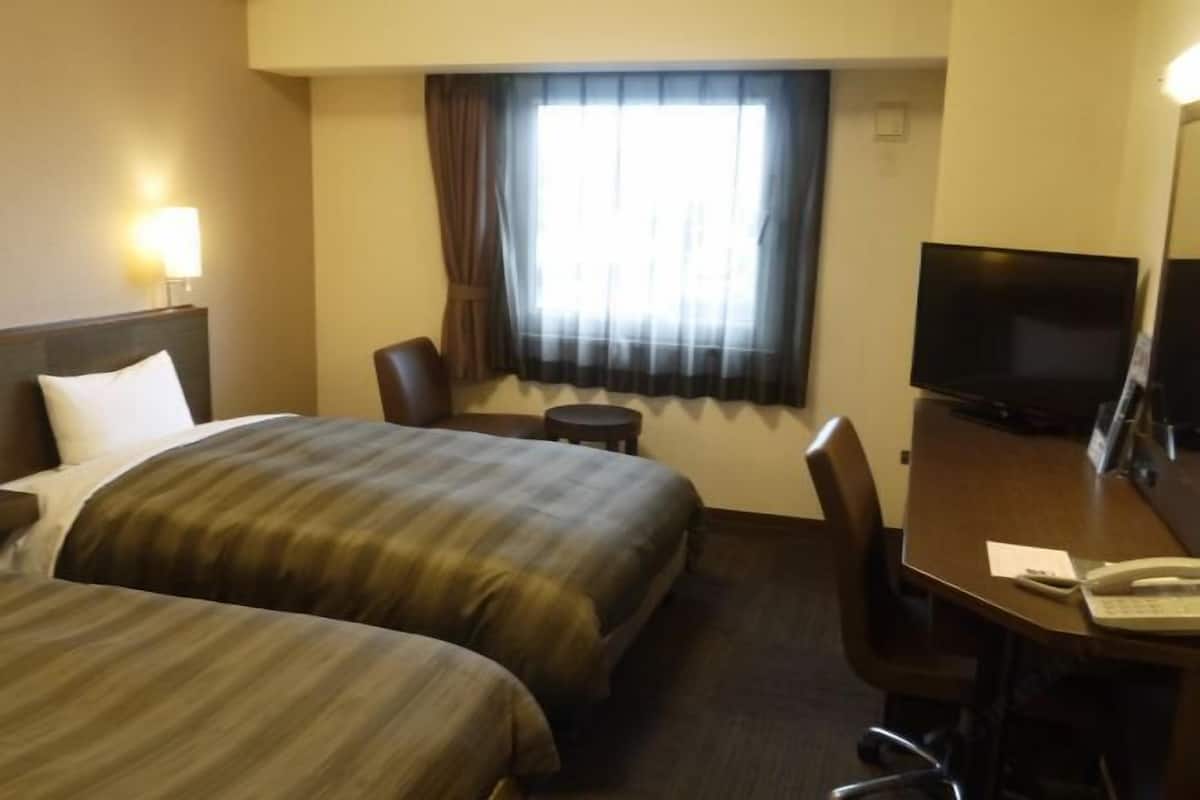 Escritorio, wifi gratis, ropa de cama