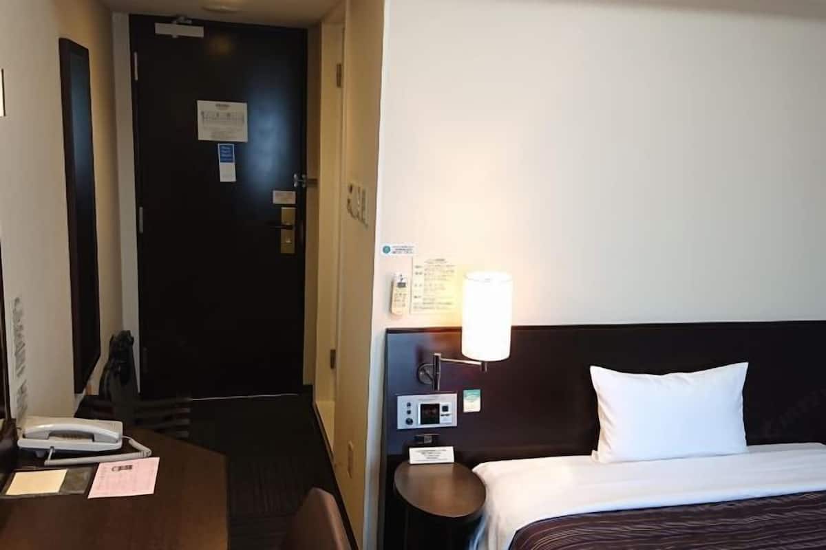 Escritorio, wifi gratis, ropa de cama