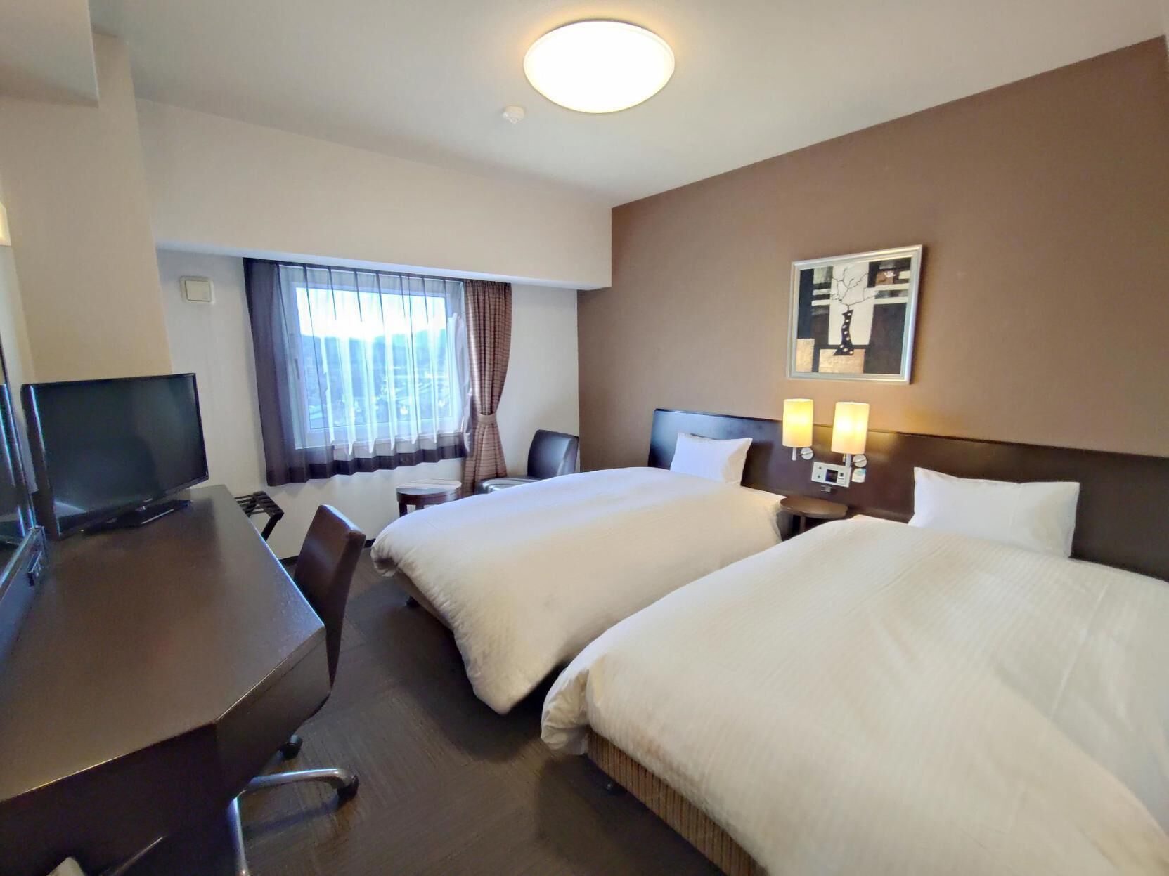 Escritorio, wifi gratis y ropa de cama 