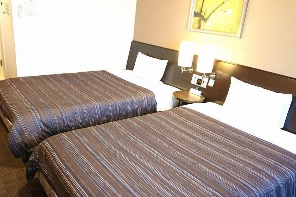 Escritorio, wifi gratis y ropa de cama