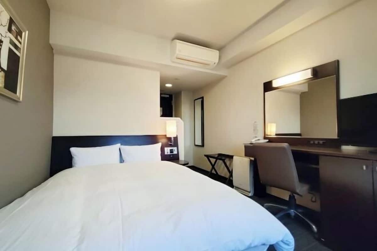 Escritorio, wifi gratis y ropa de cama
