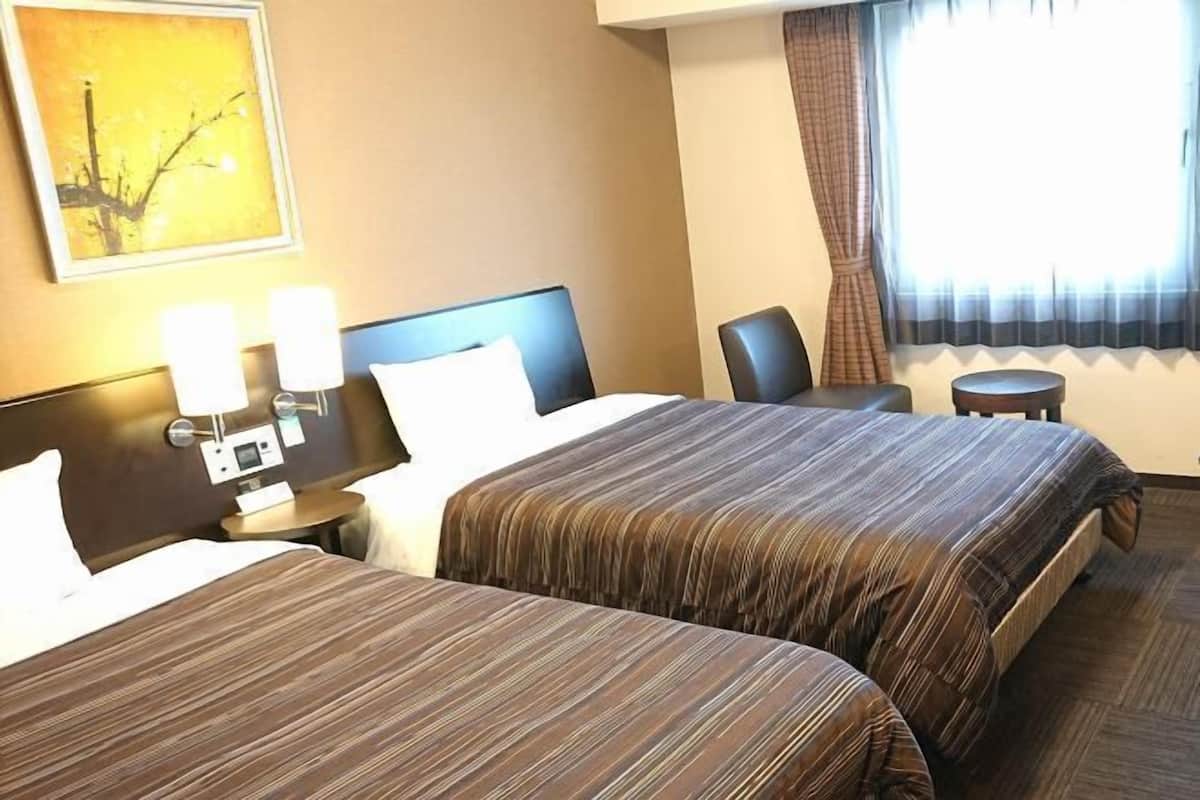 Escritorio, wifi gratis, ropa de cama