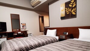 A hotel room with two beds, a TV, a desk, and a mirror. - Hotel Route-Inn Kameyama Inter (Kameyama)